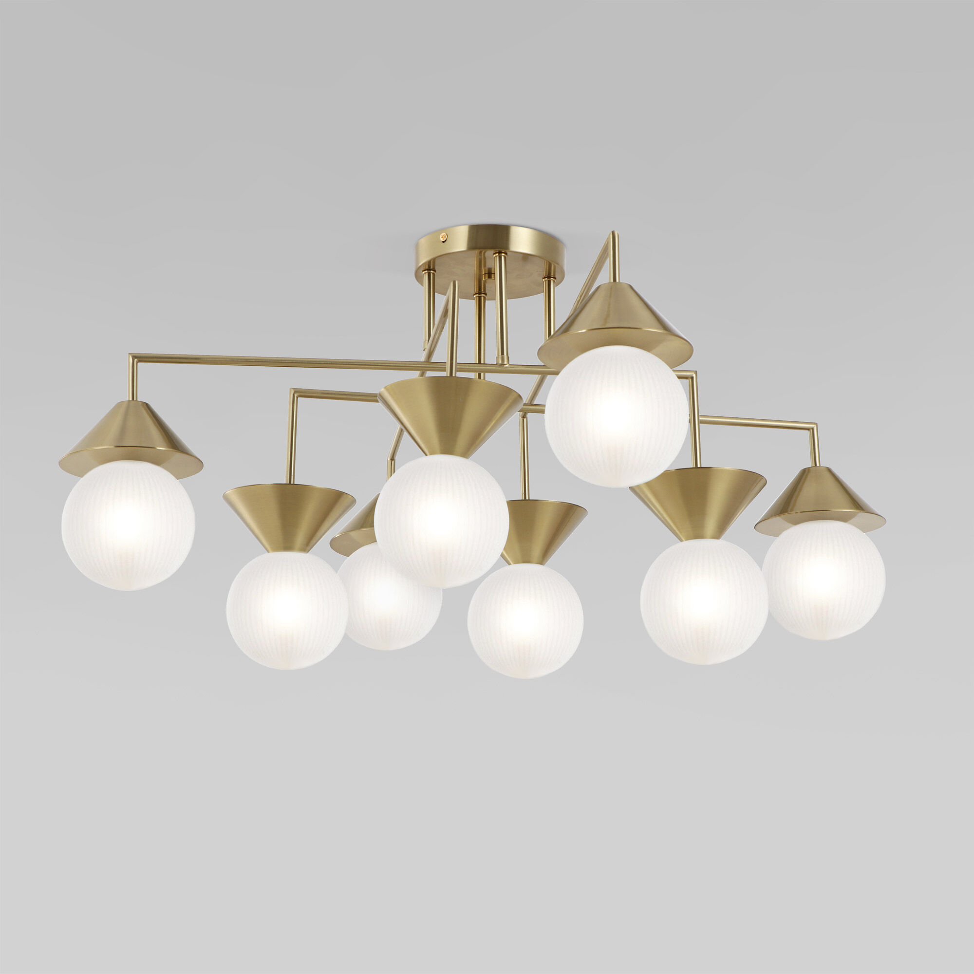 umnaya-potolochnaya-lyustra-so-steklyann