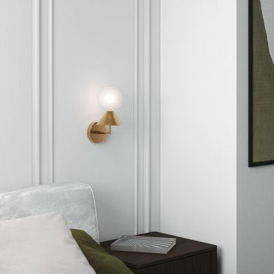 Настенный светильник в цвете латунь с фактурным плафоном 302002