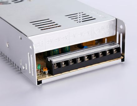 Блок питания для светодиодной ленты 12V 400W 33.3A IP20 90-260V 215*115*50 GS9552
