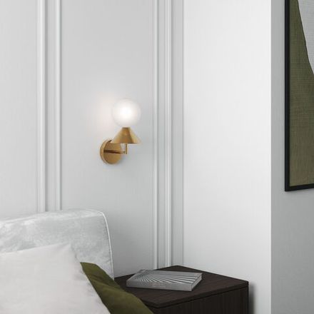 Настенный светильник в цвете латунь с фактурным плафоном 302002