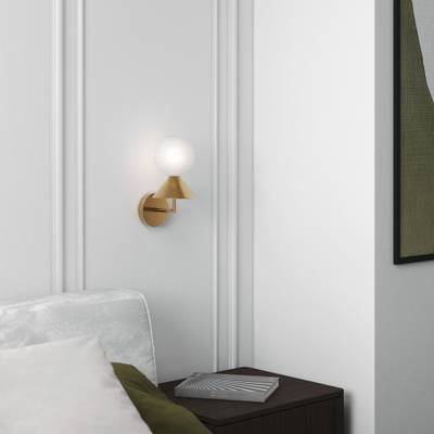 Настенный светильник в цвете латунь с фактурным плафоном 302002