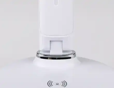 Светодиодная настольная лампа с беспроводной зарядкой DE520 WH белый LED 3000-6400K 8W