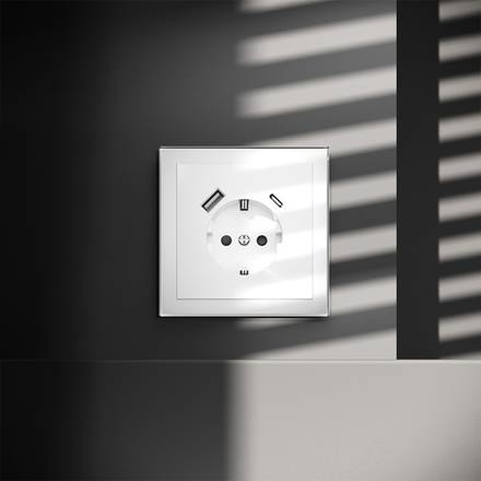 VLS040501 Розетка встраиваемая VOLTUM S70 с заземлением и защитными шторками, 16А, с USB, A+С, (белый глянцевы (ТМ Maytoni)