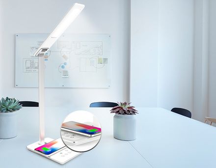 Светодиодная настольная лампа с беспроводной зарядкой и USB портом DE581 WH белый LED 2700-6400K 6W
